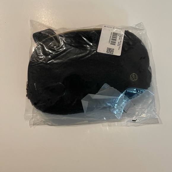 NWT Lululemon Everywhere Fleece Belt Bag. Black Large. Black Fleece - Picture 5 of 6